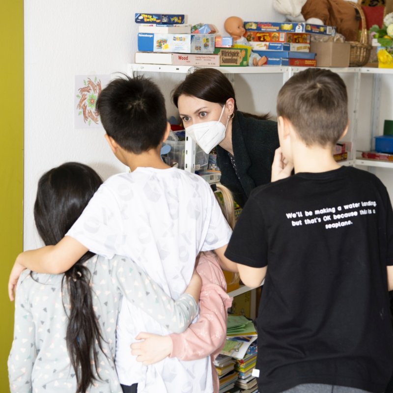 Vlada Brelenko mit geflüchteten Kindern im Klara Gase Haus in Düsseldorf (c) Etges / DiCV