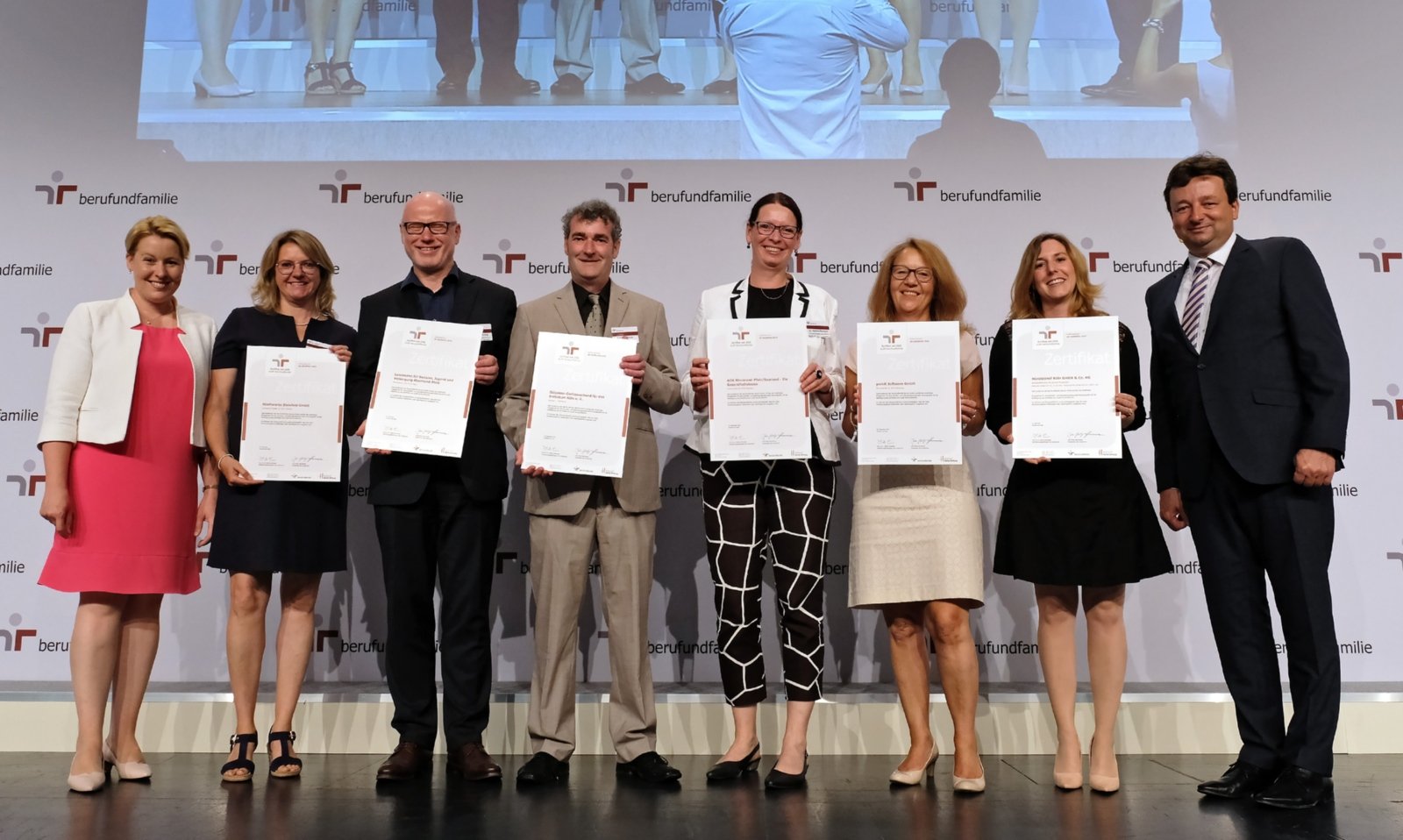 Verleihung Zertifikat (c) berufundfamilie, Thomas Ruddies / Christoph Petras.
