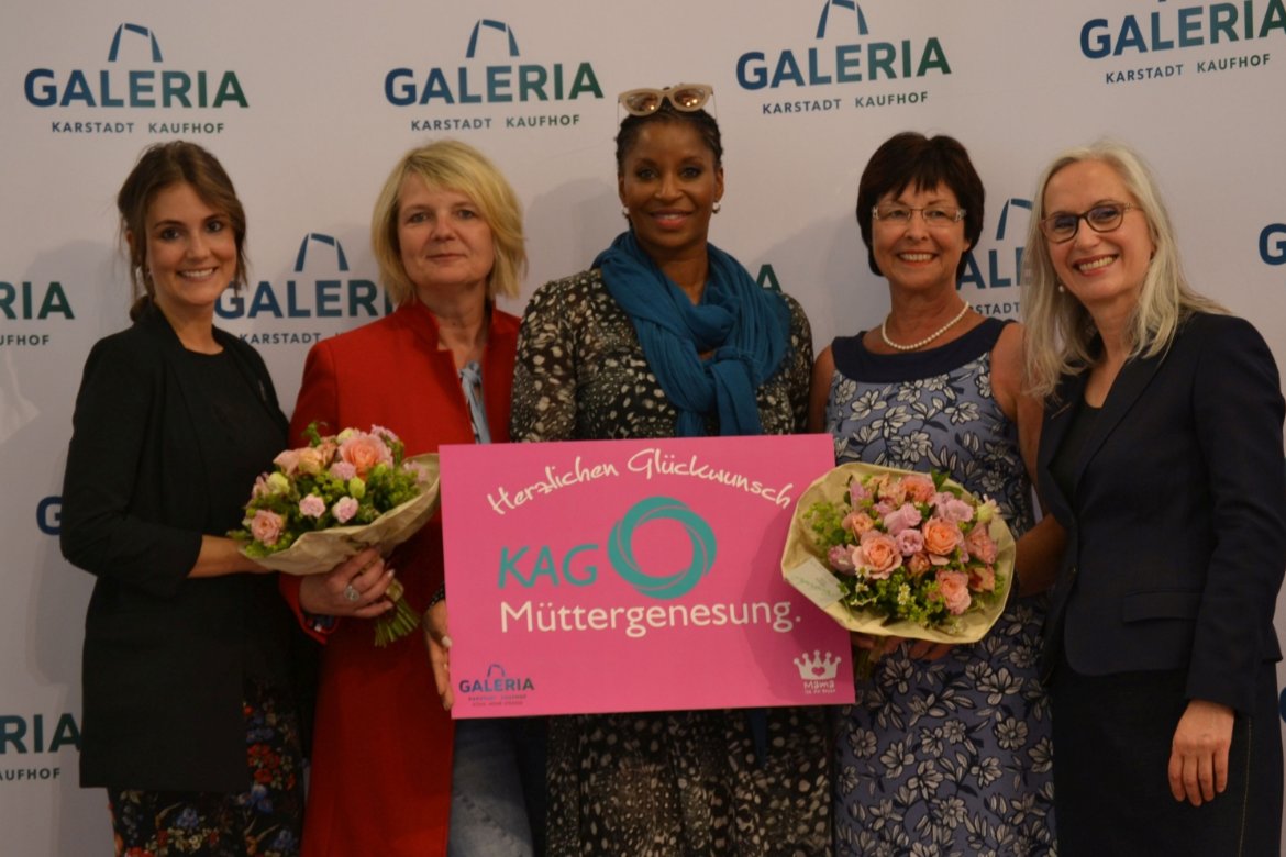Galeria-Kaufhof-Kunden haben entschieden: Die Charity-Aktion „Mama ist die Beste“ geht zugunsten der KAG Müttergenesung. Im Bild (v.li.): Lorella Maus (2. Geschäftsführerin Kaufhof), Ingrid Kahlke-Effenberger (Geschäftsführerin der KAG und Referentin im Diözesan-Caritasverband für das Erzbistum Köln), Liz Baffoe, Elisabeth Bungartz (Diözesanvorsitzende kfd) und Petula Schepers (1. Geschäftsführerin Kaufhof). (c) Markus Harmann