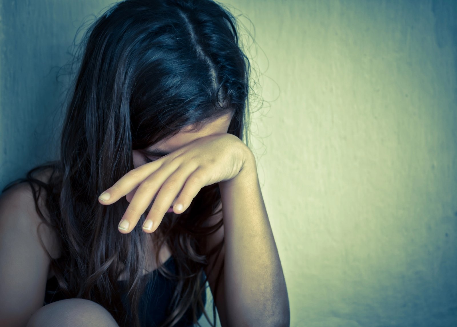 lonely-girl-crying-with-a-Depositphotos_16501345_XL (c) Depositphotos