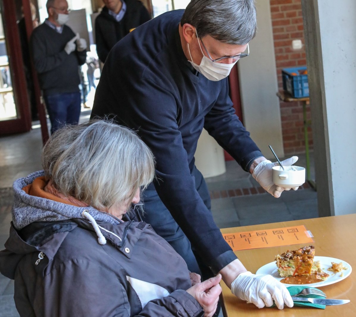 Obdachlose essen im Priesterseminar (c) Henning Schoon